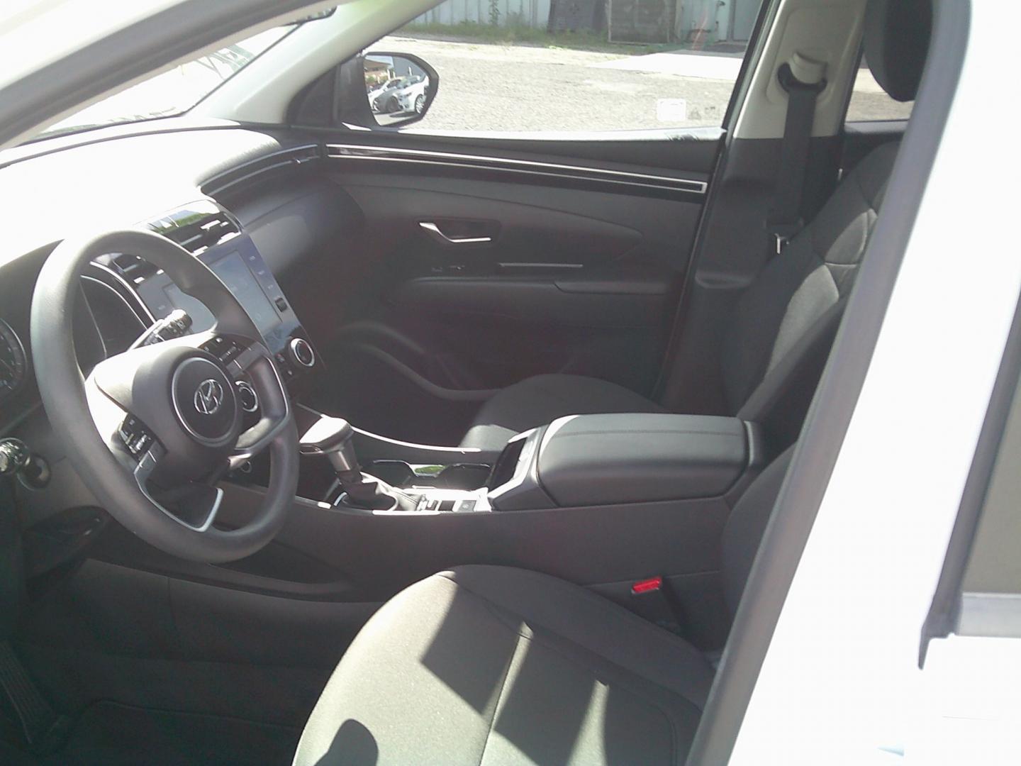 2022 White /Black Hyundai Tucson SE (5NMJA3AE1NH) with an 2.5L L4 DOHC 16V engine, 8A transmission, located at 4000 Bee Ridge Road, Sarasota, FL, 34233, (941) 926-0300, 27.298664, -82.489151- Photo#17