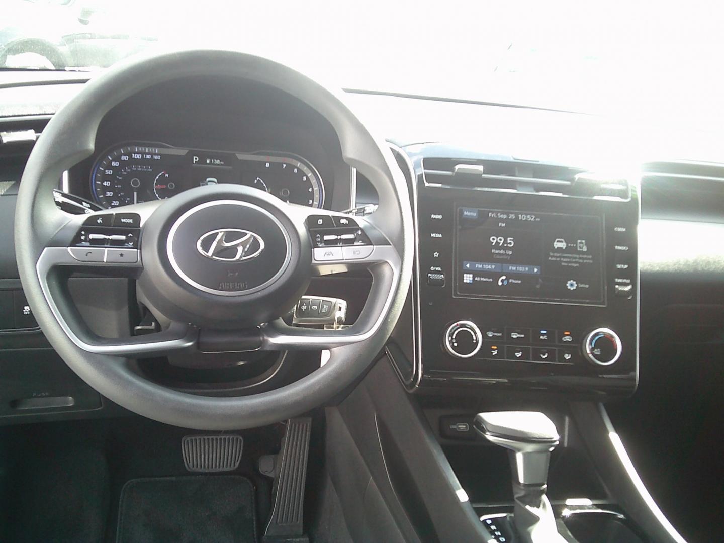 2022 White /Black Hyundai Tucson SE (5NMJA3AE1NH) with an 2.5L L4 DOHC 16V engine, 8A transmission, located at 4000 Bee Ridge Road, Sarasota, FL, 34233, (941) 926-0300, 27.298664, -82.489151- Photo#18