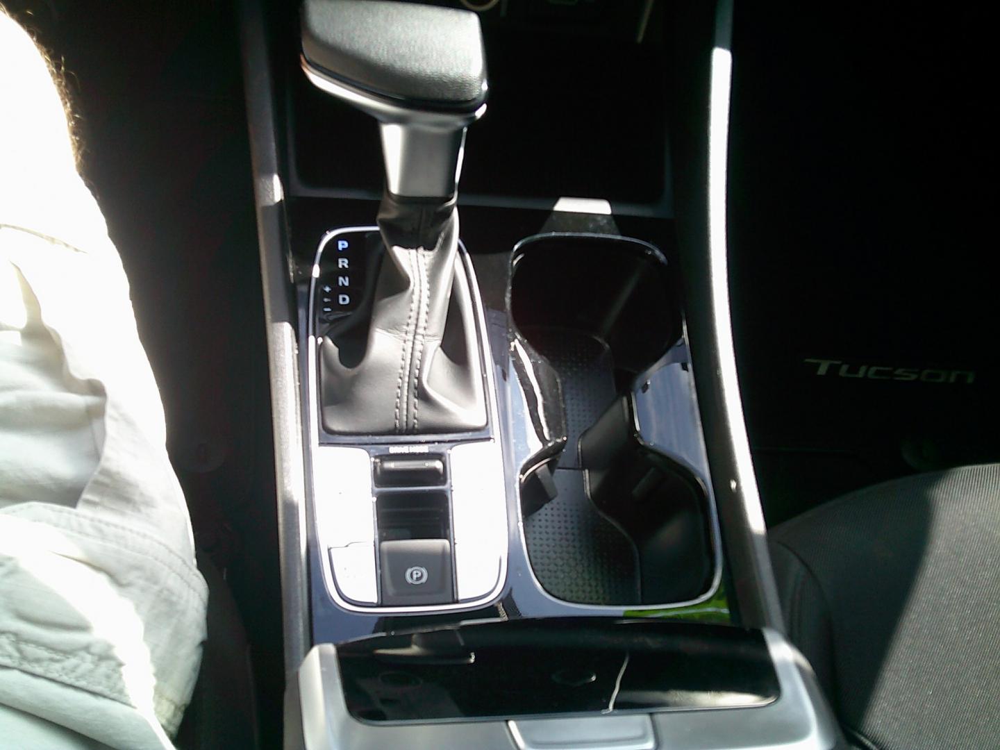 2022 White /Black Hyundai Tucson SE (5NMJA3AE1NH) with an 2.5L L4 DOHC 16V engine, 8A transmission, located at 4000 Bee Ridge Road, Sarasota, FL, 34233, (941) 926-0300, 27.298664, -82.489151- Photo#21