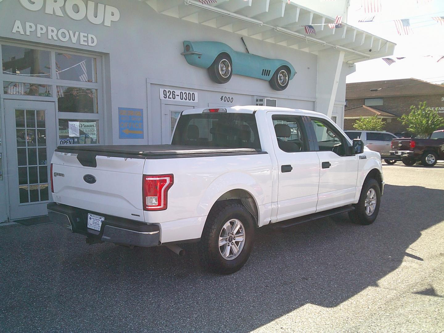 2016 White /Gray Ford F-150 XLT SuperCrew 5.5-ft. 2WD (1FTEW1C82GK) with an 3.5L V6 DOHC 24V engine, Automatic transmission, located at 4000 Bee Ridge Road, Sarasota, FL, 34233, (941) 926-0300, 27.298664, -82.489151- Photo#4