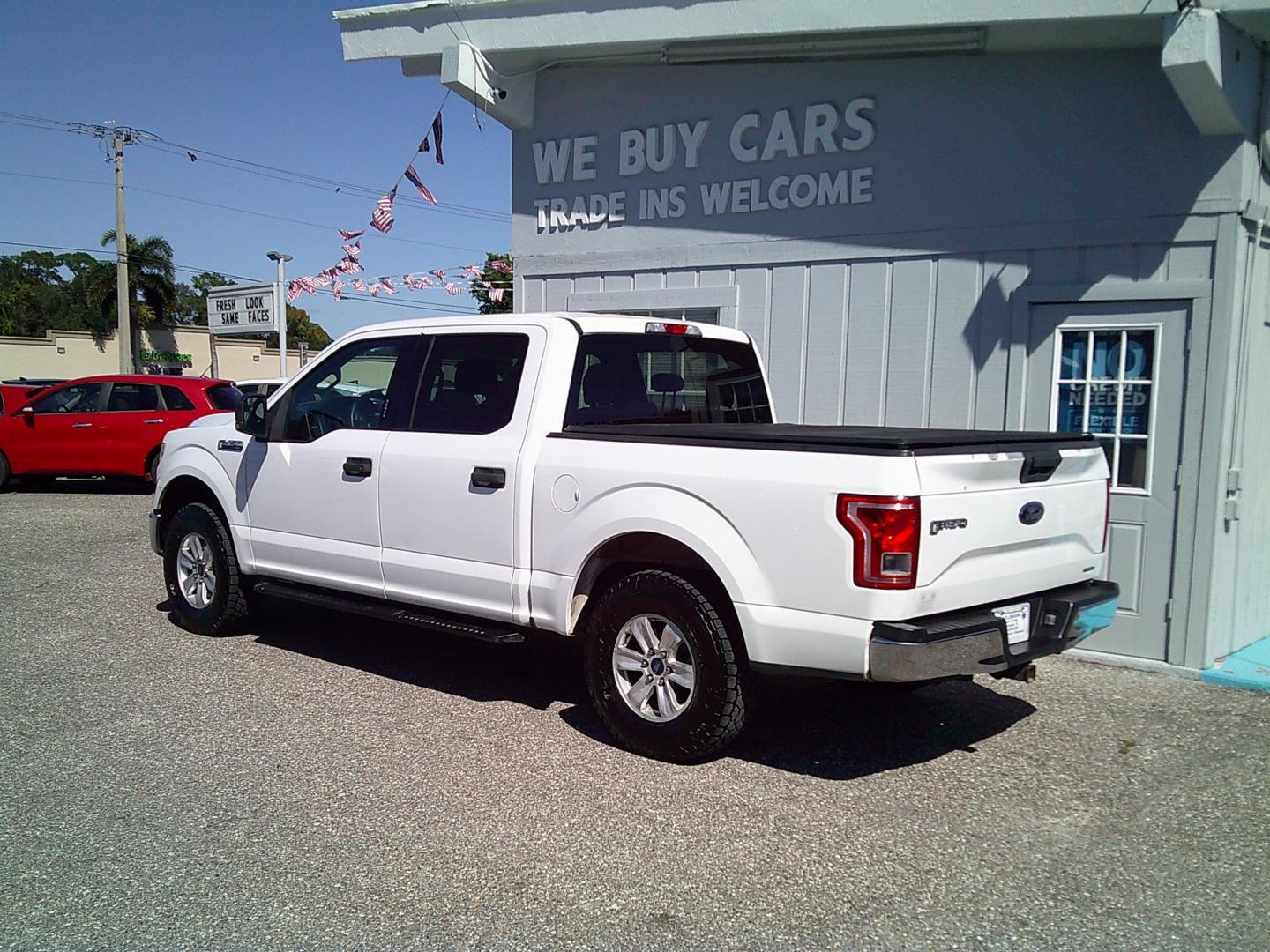 2016 White /Gray Ford F-150 XLT SuperCrew 5.5-ft. 2WD (1FTEW1C82GK) with an 3.5L V6 DOHC 24V engine, Automatic transmission, located at 4000 Bee Ridge Road, Sarasota, FL, 34233, (941) 926-0300, 27.298664, -82.489151- Photo#2