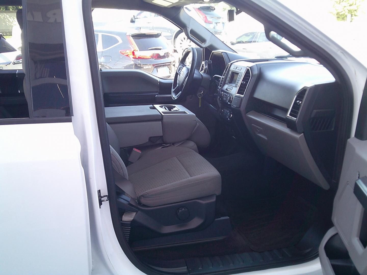 2016 White /Gray Ford F-150 XLT SuperCrew 5.5-ft. 2WD (1FTEW1C82GK) with an 3.5L V6 DOHC 24V engine, Automatic transmission, located at 4000 Bee Ridge Road, Sarasota, FL, 34233, (941) 926-0300, 27.298664, -82.489151- Photo#11
