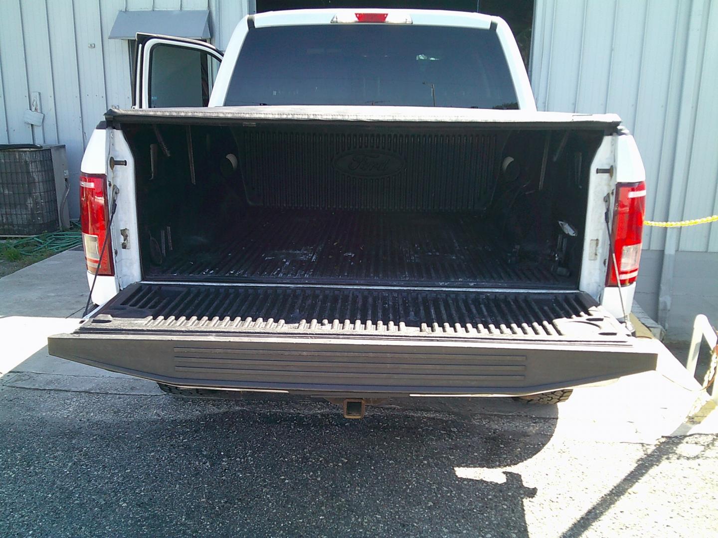 2016 White /Gray Ford F-150 XLT SuperCrew 5.5-ft. 2WD (1FTEW1C82GK) with an 3.5L V6 DOHC 24V engine, Automatic transmission, located at 4000 Bee Ridge Road, Sarasota, FL, 34233, (941) 926-0300, 27.298664, -82.489151- Photo#9