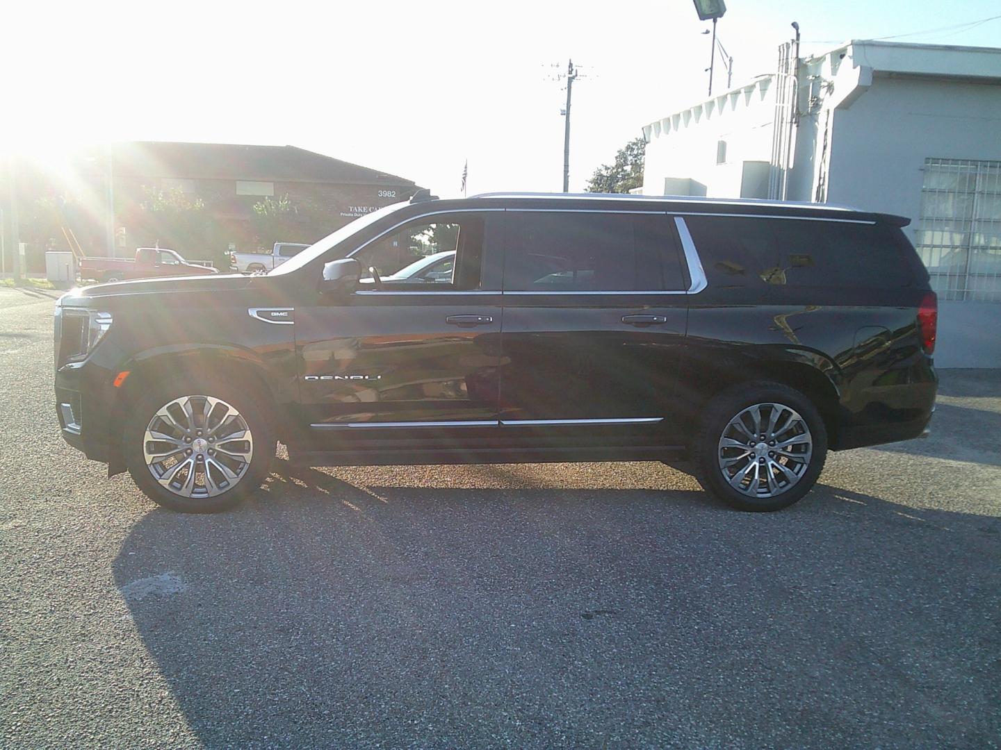 2022 Black /Black GMC Yukon XL Denali 4WD (1GKS2JKL1NR) with an 6.2L V8 OHV 16V engine, 10A transmission, located at 4000 Bee Ridge Road, Sarasota, FL, 34233, (941) 926-0300, 27.298664, -82.489151- Photo#2