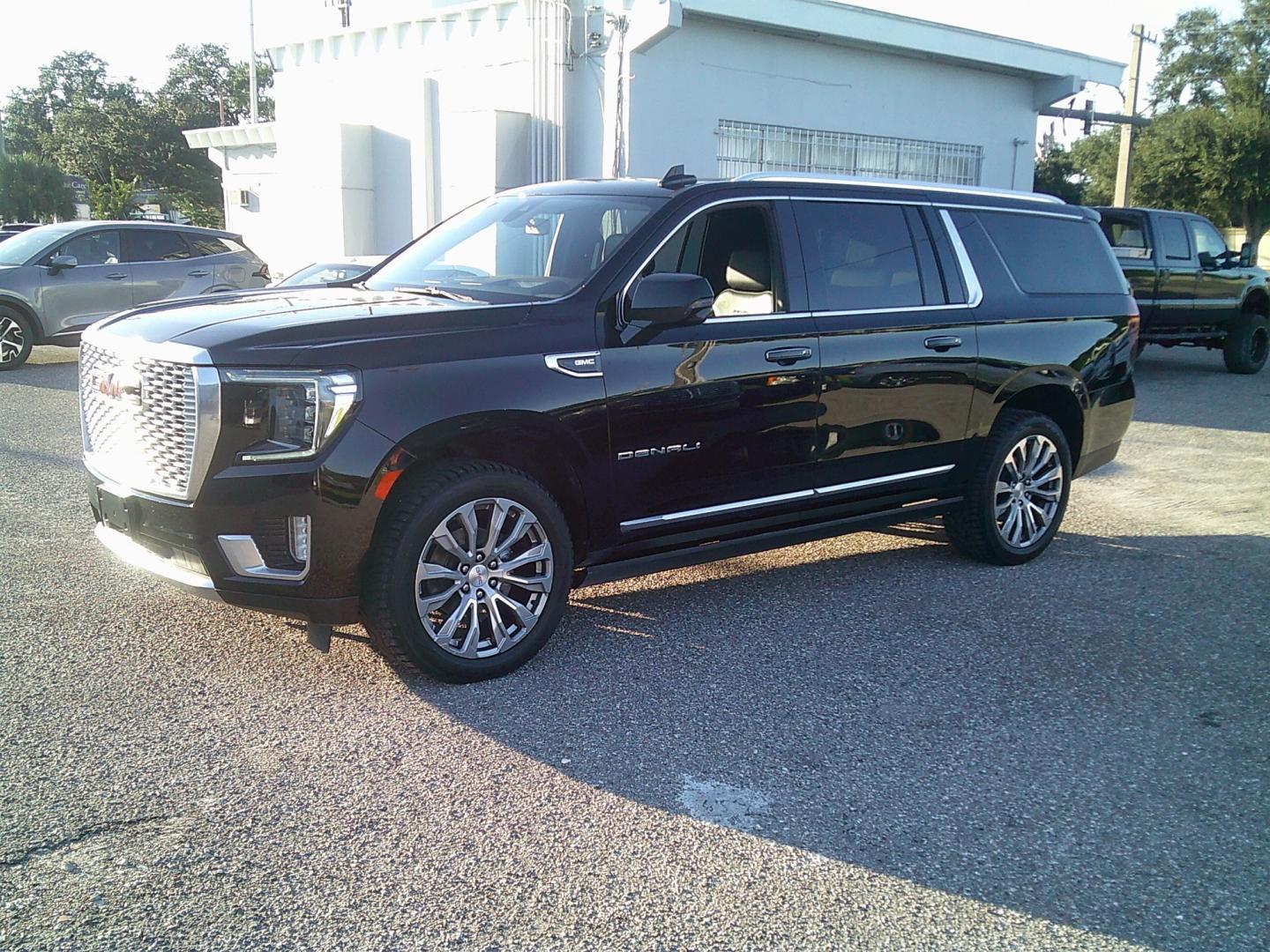 2022 Black /Black GMC Yukon XL Denali 4WD (1GKS2JKL1NR) with an 6.2L V8 OHV 16V engine, 10A transmission, located at 4000 Bee Ridge Road, Sarasota, FL, 34233, (941) 926-0300, 27.298664, -82.489151- Photo#6