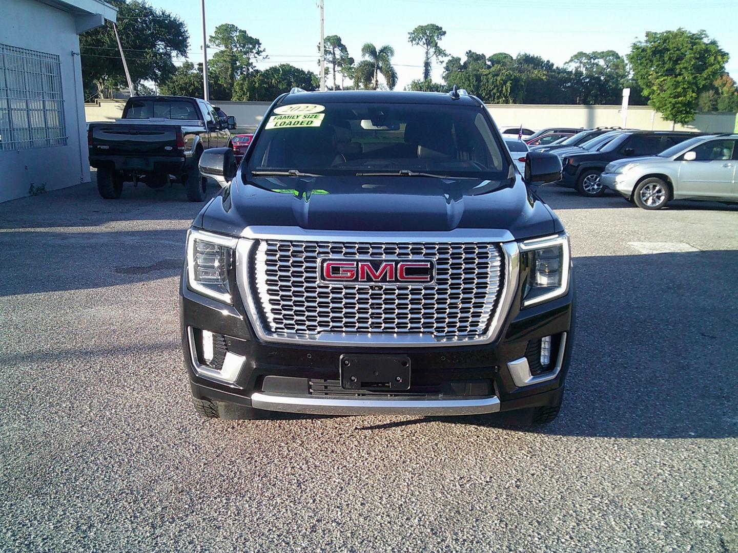 2022 Black /Black GMC Yukon XL Denali 4WD (1GKS2JKL1NR) with an 6.2L V8 OHV 16V engine, 10A transmission, located at 4000 Bee Ridge Road, Sarasota, FL, 34233, (941) 926-0300, 27.298664, -82.489151- Photo#1