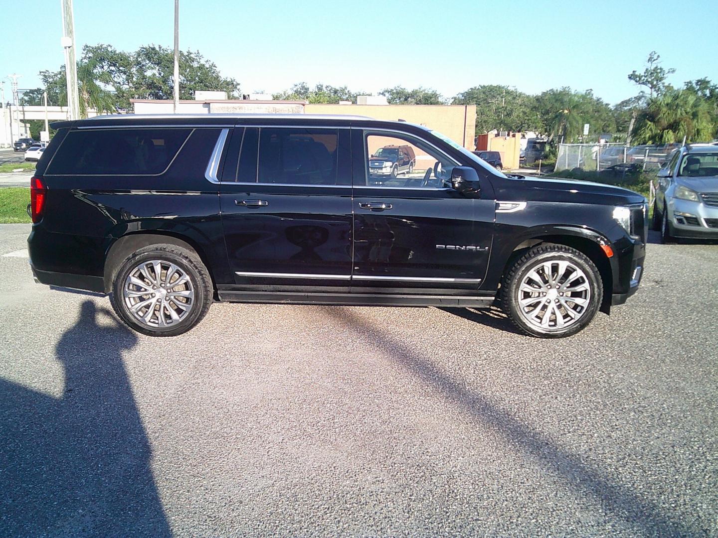 2022 Black /Black GMC Yukon XL Denali 4WD (1GKS2JKL1NR) with an 6.2L V8 OHV 16V engine, 10A transmission, located at 4000 Bee Ridge Road, Sarasota, FL, 34233, (941) 926-0300, 27.298664, -82.489151- Photo#5