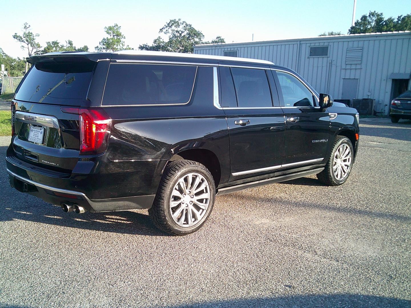2022 Black /Black GMC Yukon XL Denali 4WD (1GKS2JKL1NR) with an 6.2L V8 OHV 16V engine, 10A transmission, located at 4000 Bee Ridge Road, Sarasota, FL, 34233, (941) 926-0300, 27.298664, -82.489151- Photo#4