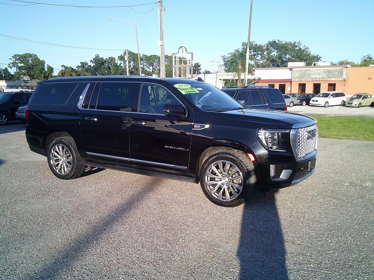 2022 Black /Black GMC Yukon XL Denali 4WD (1GKS2JKL1NR) with an 6.2L V8 OHV 16V engine, 10A transmission, located at 4000 Bee Ridge Road, Sarasota, FL, 34233, (941) 926-0300, 27.298664, -82.489151- Photo#7