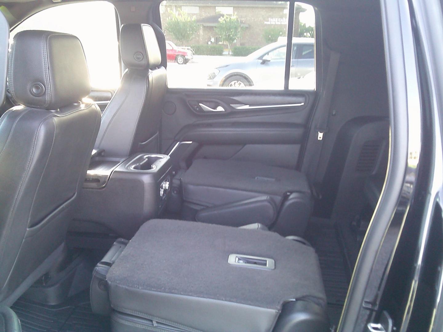 2022 Black /Black GMC Yukon XL Denali 4WD (1GKS2JKL1NR) with an 6.2L V8 OHV 16V engine, 10A transmission, located at 4000 Bee Ridge Road, Sarasota, FL, 34233, (941) 926-0300, 27.298664, -82.489151- Photo#9