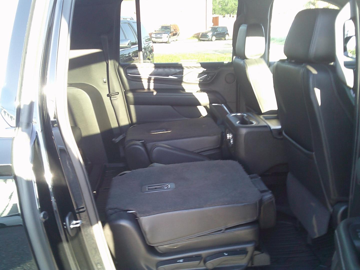 2022 Black /Black GMC Yukon XL Denali 4WD (1GKS2JKL1NR) with an 6.2L V8 OHV 16V engine, 10A transmission, located at 4000 Bee Ridge Road, Sarasota, FL, 34233, (941) 926-0300, 27.298664, -82.489151- Photo#15