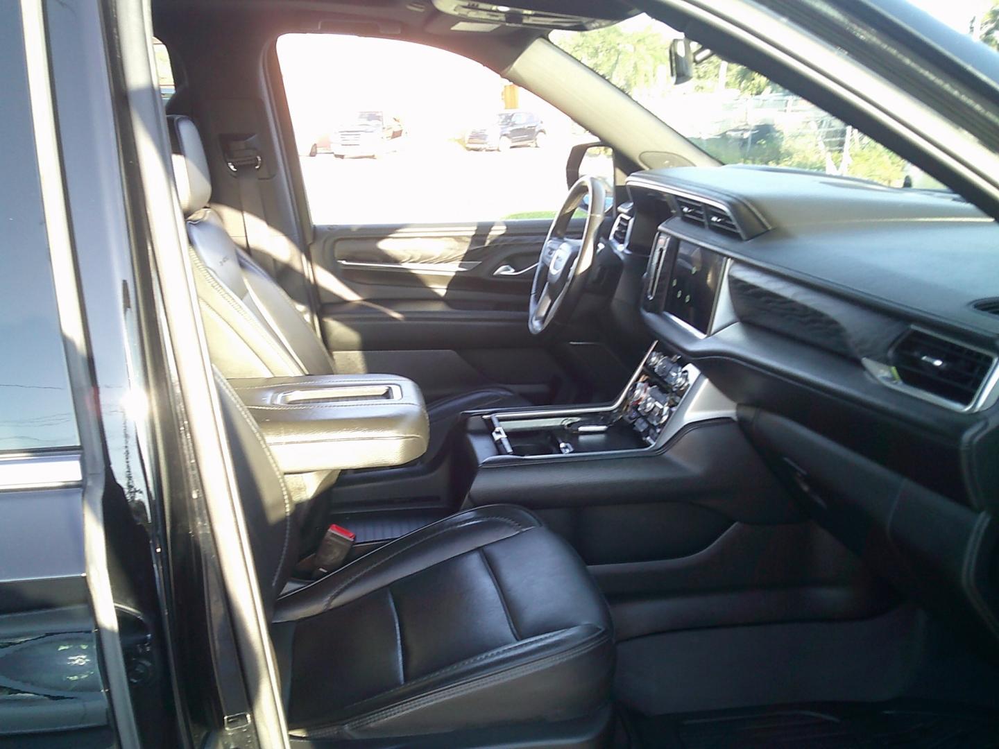 2022 Black /Black GMC Yukon XL Denali 4WD (1GKS2JKL1NR) with an 6.2L V8 OHV 16V engine, 10A transmission, located at 4000 Bee Ridge Road, Sarasota, FL, 34233, (941) 926-0300, 27.298664, -82.489151- Photo#18