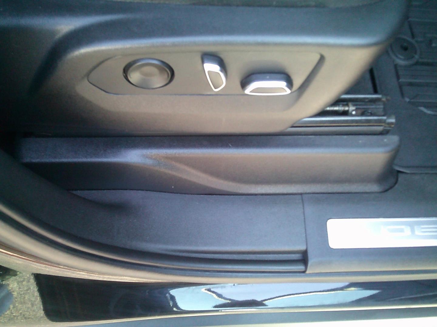 2022 Black /Black GMC Yukon XL Denali 4WD (1GKS2JKL1NR) with an 6.2L V8 OHV 16V engine, 10A transmission, located at 4000 Bee Ridge Road, Sarasota, FL, 34233, (941) 926-0300, 27.298664, -82.489151- Photo#17