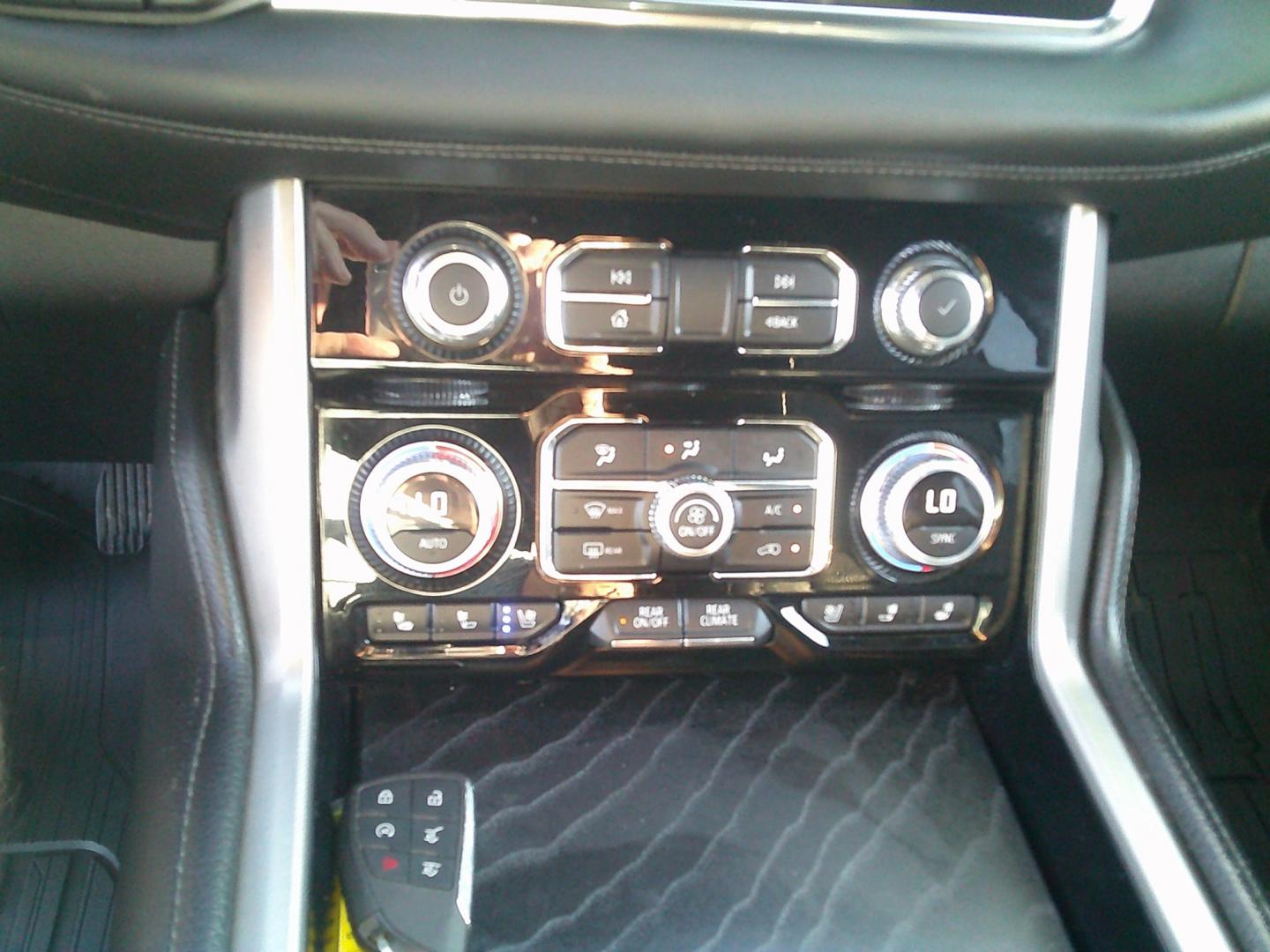 2022 Black /Black GMC Yukon XL Denali 4WD (1GKS2JKL1NR) with an 6.2L V8 OHV 16V engine, 10A transmission, located at 4000 Bee Ridge Road, Sarasota, FL, 34233, (941) 926-0300, 27.298664, -82.489151- Photo#24