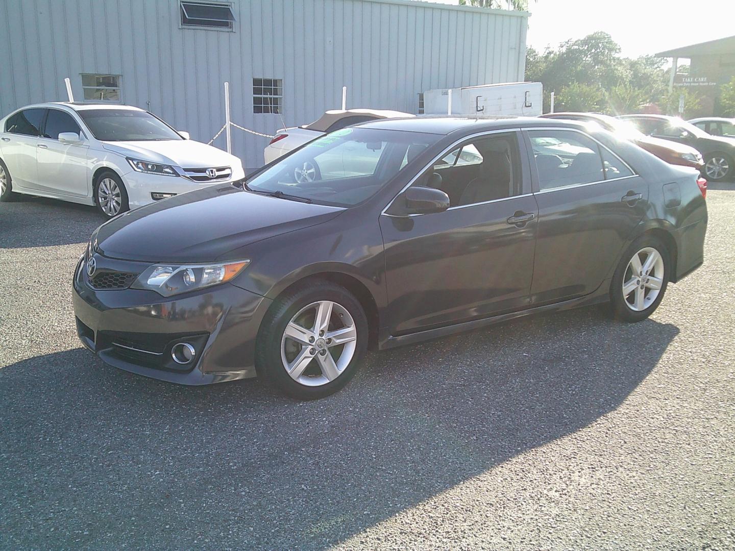 2012 Gray /Gray Toyota Camry SE (4T1BF1FK9CU) with an 2.5L L4 DOHC 16V engine, 6-Speed Automatic transmission, located at 4000 Bee Ridge Road, Sarasota, FL, 34233, (941) 926-0300, 27.298664, -82.489151- Photo#3