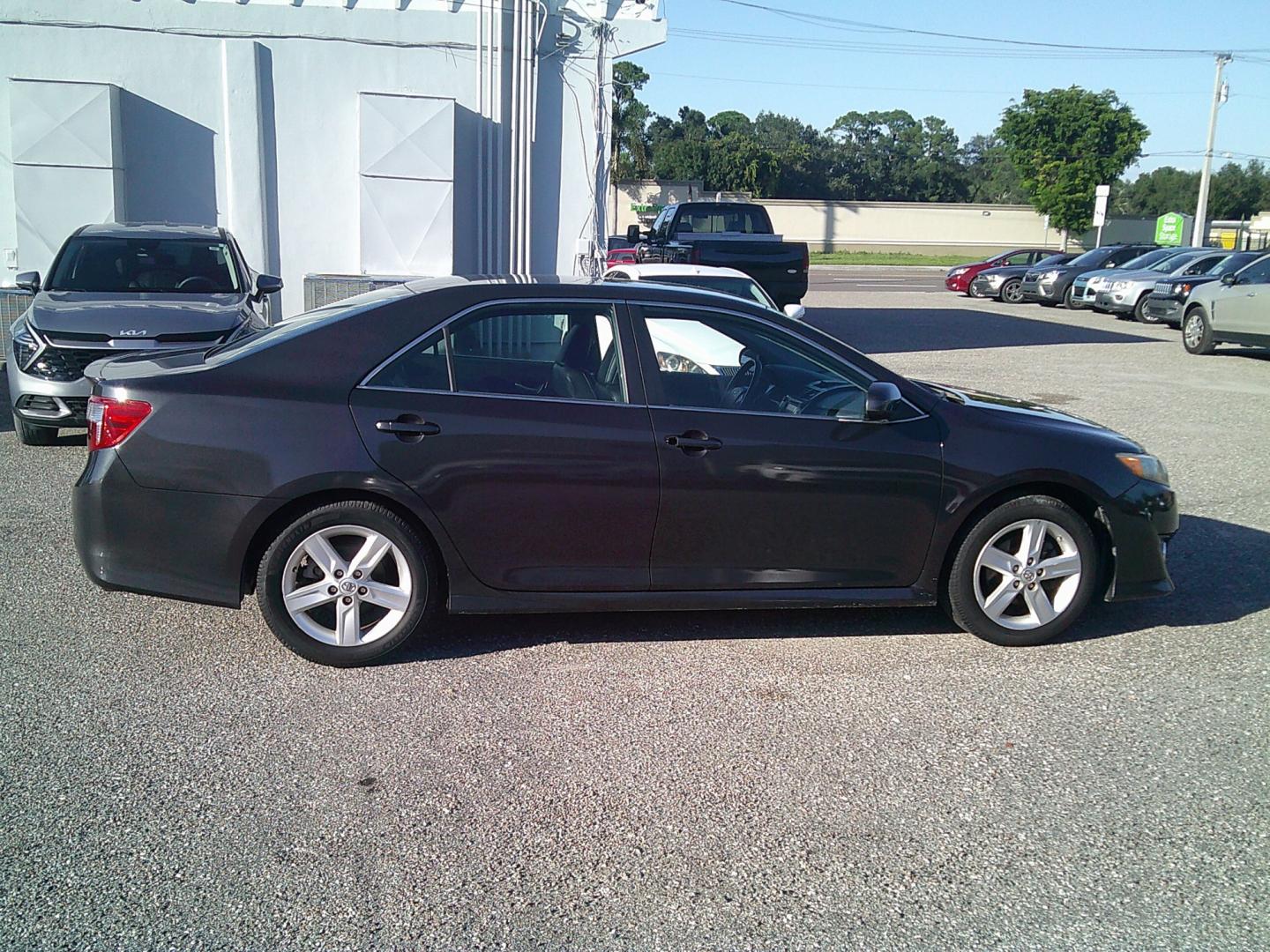 2012 Gray /Gray Toyota Camry SE (4T1BF1FK9CU) with an 2.5L L4 DOHC 16V engine, 6-Speed Automatic transmission, located at 4000 Bee Ridge Road, Sarasota, FL, 34233, (941) 926-0300, 27.298664, -82.489151- Photo#7