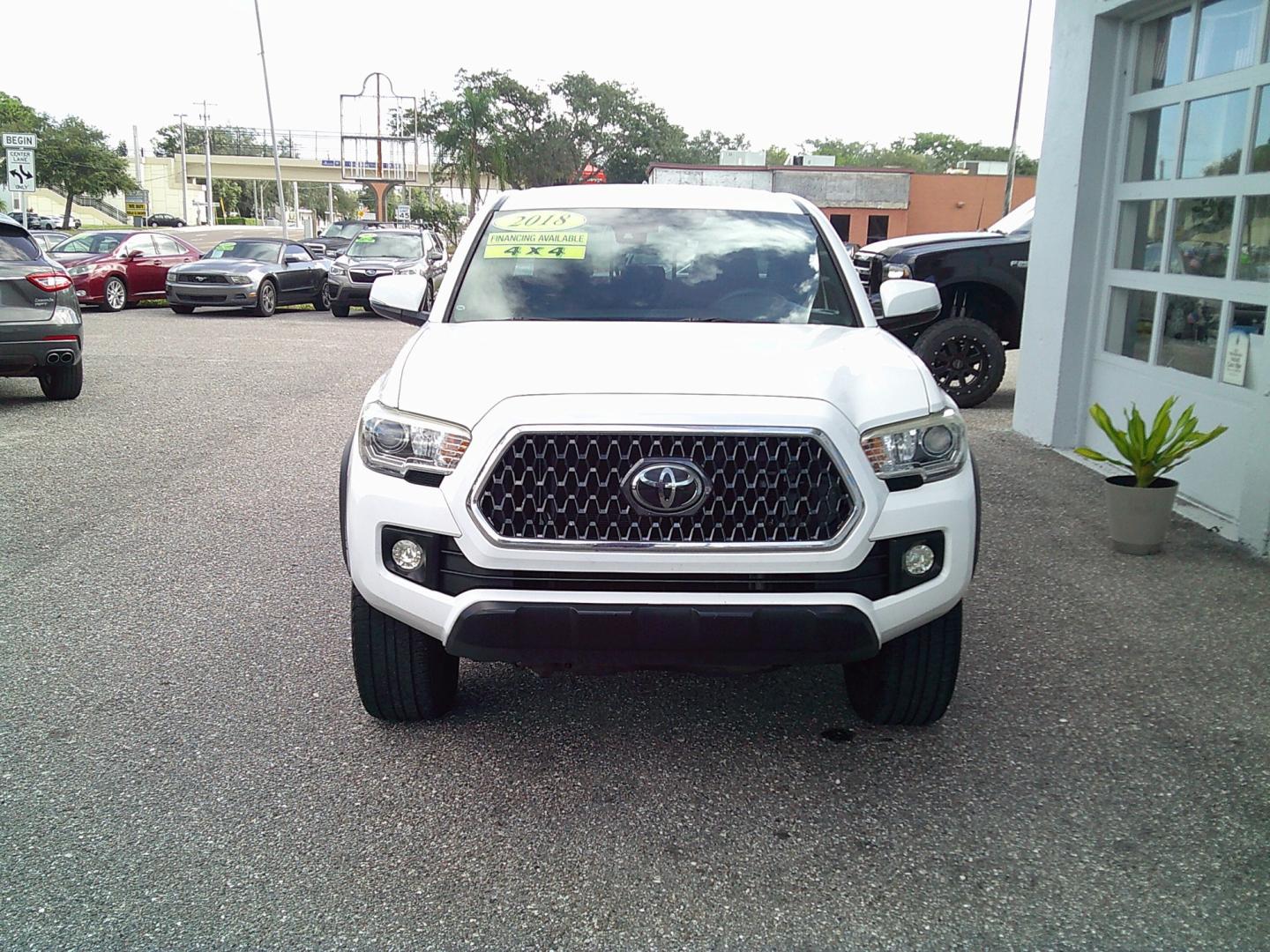 2018 White /Gray Toyota Tacoma TRD Off-Road Long Bed V6 6AT 4WD (5TFCZ5AN5JX) with an 3.6L V6 DOHC 24V engine, 6A transmission, located at 4000 Bee Ridge Road, Sarasota, FL, 34233, (941) 926-0300, 27.298664, -82.489151- Photo#3