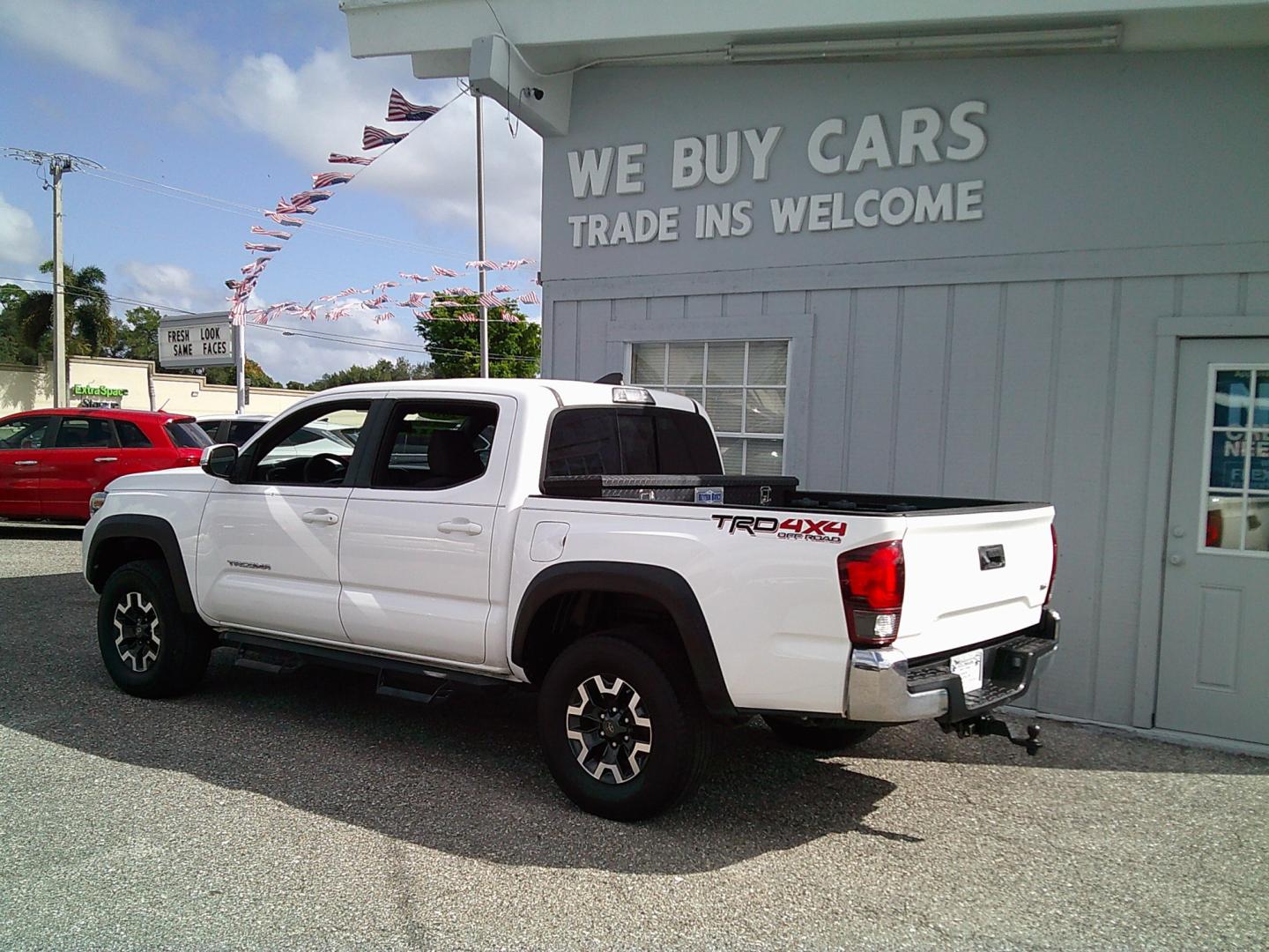 2018 White /Gray Toyota Tacoma TRD Off-Road Long Bed V6 6AT 4WD (5TFCZ5AN5JX) with an 3.6L V6 DOHC 24V engine, 6A transmission, located at 4000 Bee Ridge Road, Sarasota, FL, 34233, (941) 926-0300, 27.298664, -82.489151- Photo#4