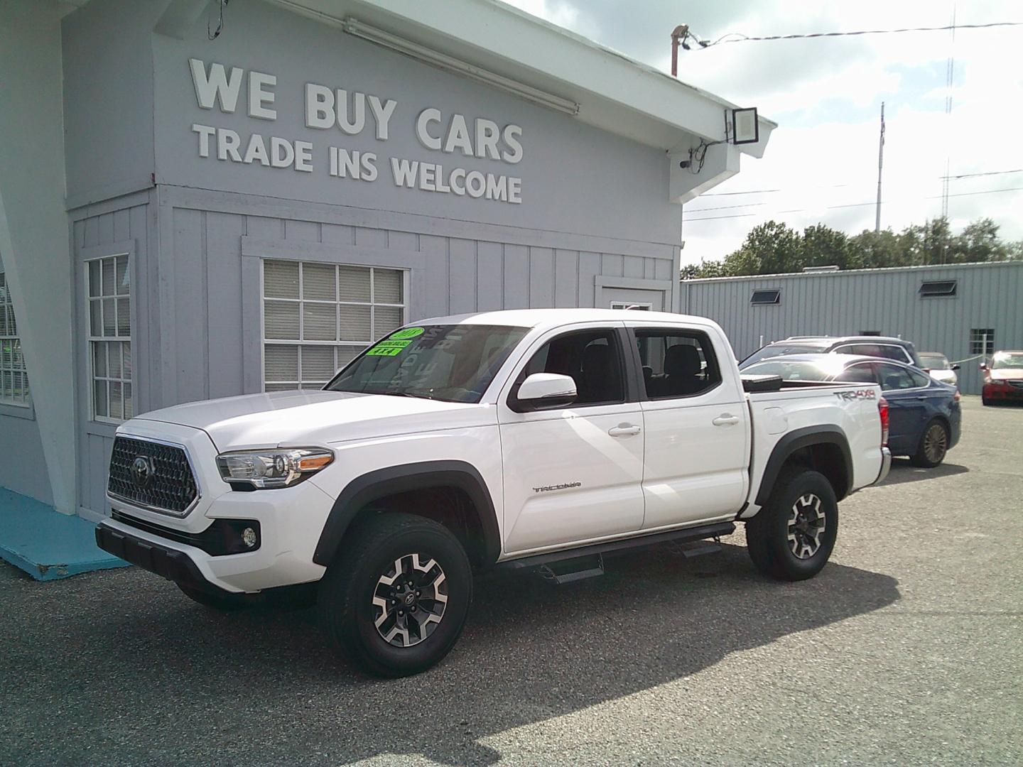 2018 White /Gray Toyota Tacoma TRD Off-Road Long Bed V6 6AT 4WD (5TFCZ5AN5JX) with an 3.6L V6 DOHC 24V engine, 6A transmission, located at 4000 Bee Ridge Road, Sarasota, FL, 34233, (941) 926-0300, 27.298664, -82.489151- Photo#5