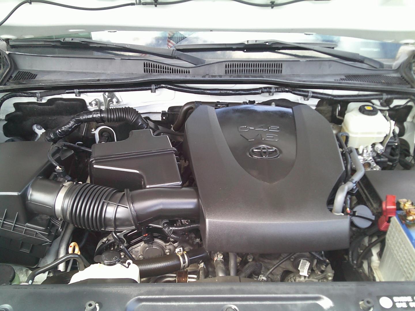 2018 White /Gray Toyota Tacoma TRD Off-Road Long Bed V6 6AT 4WD (5TFCZ5AN5JX) with an 3.6L V6 DOHC 24V engine, 6A transmission, located at 4000 Bee Ridge Road, Sarasota, FL, 34233, (941) 926-0300, 27.298664, -82.489151- Photo#19