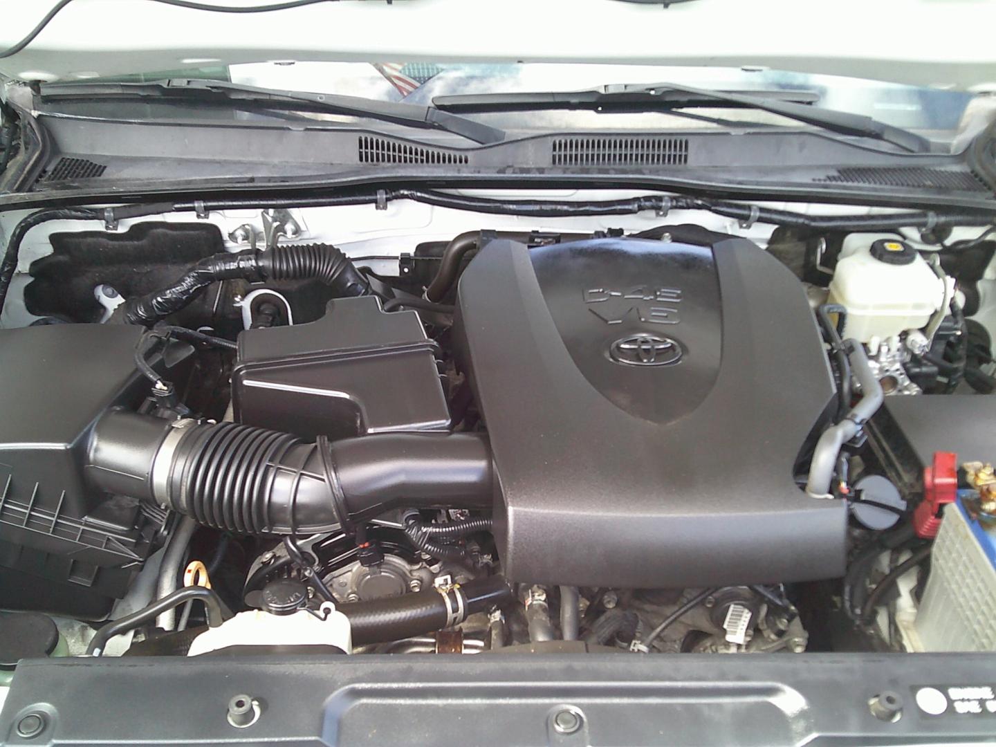 2018 White /Gray Toyota Tacoma TRD Off-Road Long Bed V6 6AT 4WD (5TFCZ5AN5JX) with an 3.6L V6 DOHC 24V engine, 6A transmission, located at 4000 Bee Ridge Road, Sarasota, FL, 34233, (941) 926-0300, 27.298664, -82.489151- Photo#18