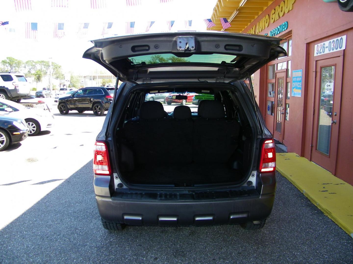 2012 Gray /Gray Ford Escape XLT (1FMCU9DG4CK) with an 3.0L Flex Fuel V6 240hp 223ft. lbs. engine, Automatic transmission, located at 4000 Bee Ridge Road, Sarasota, FL, 34233, (941) 926-0300, 27.298664, -82.489151 - Photo#4